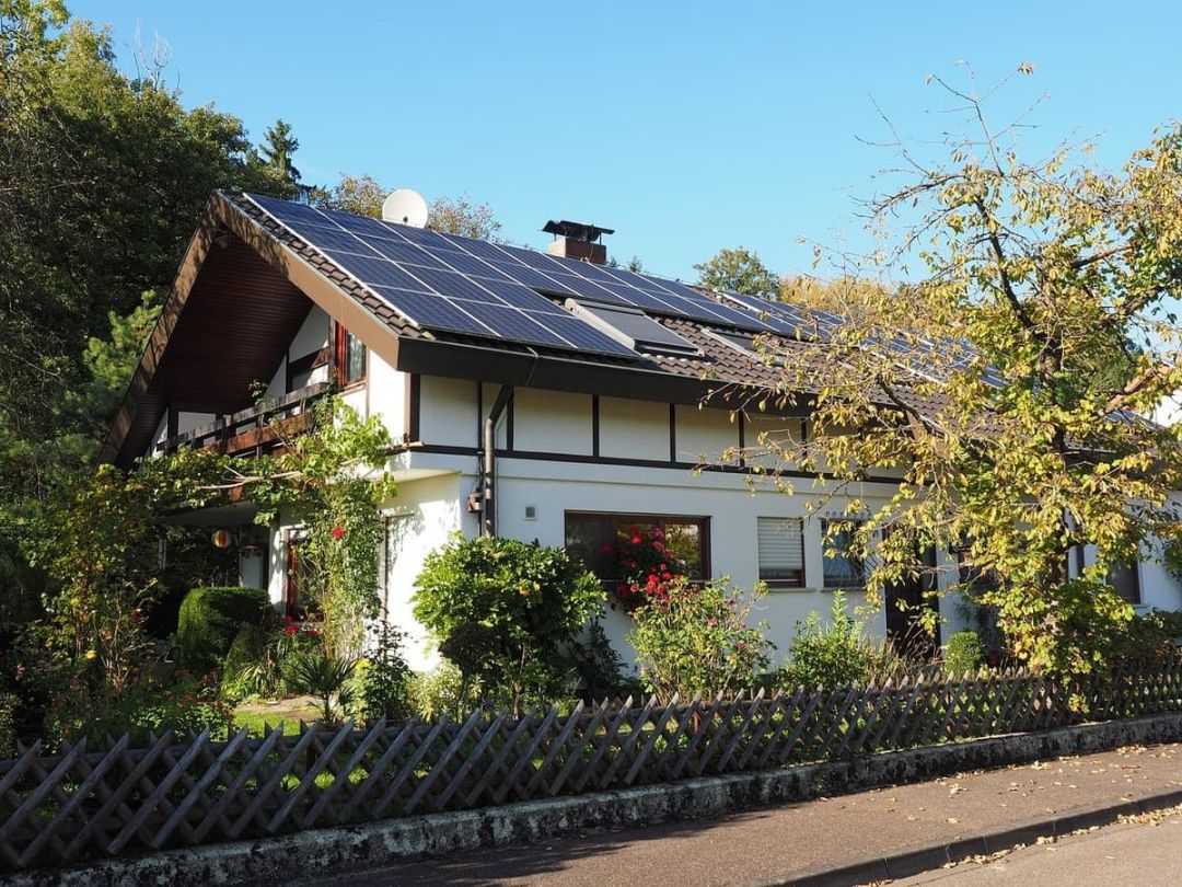 Wohnhaus mit Garten, das gesamte Dach ist von der Traufe bis zum First mit Modulen belegt.